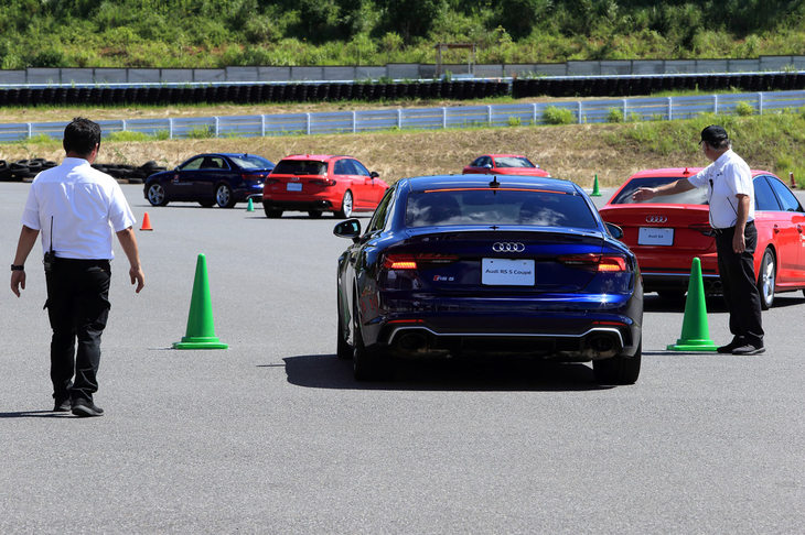 用意されたパイロンの間をすり抜けたり、スラローム走行をしたりするなかで、ハンドル操作を確認していく。