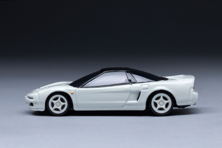 横から見たスタイリングは典型的なウエッジシェイプ。「NSX」のボディーは量産車初のアルミモノコック製で、軽さと剛性の高さを同時に実現していた。（写真＝郡大二郎）