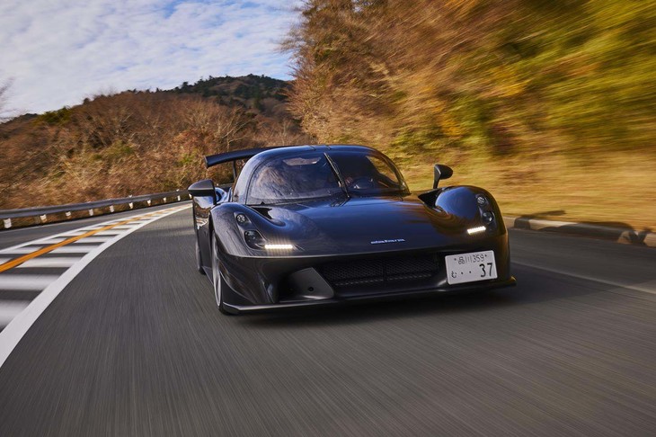 箱根を走る「ダラーラ・ストラダーレ」。他のスーパースポーツとは一線を画す雰囲気にも注目。走りを追求した一台の乗り味はどのようなものだったのでしょうか。(photo：田村孝介)