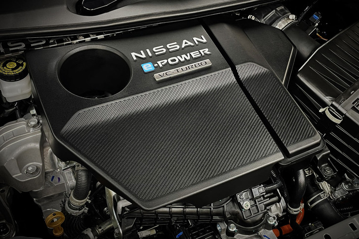 「エクストレイルNISMO」に搭載されるハイブリッドパワーユニット「e-POWER」を「オーラNISMO RSコンセプト」に移植。モーターはフロントが最高出力204PS、リアが同136PSを発生する。