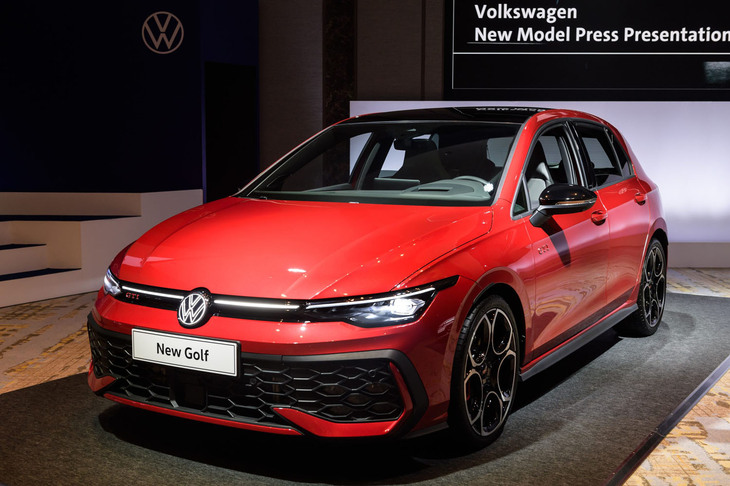 マイナーチェンジした「ゴルフ」（写真は欧州仕様車）。日本向けのモデルとして初めて、イルミネーション付きの「VW」フロントエンブレムが採用された。予約注文を2024年9月に開始し、デリバリーは2025年1月に始まる見込み。