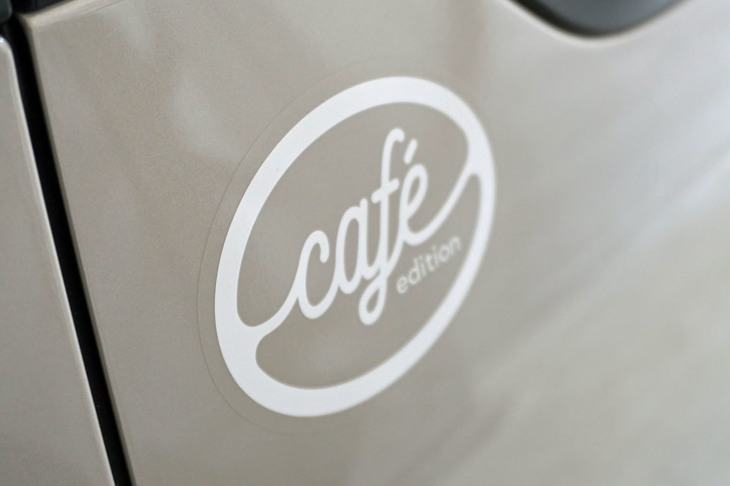 フロントドアに貼られた「cafe edition」のステッカー。