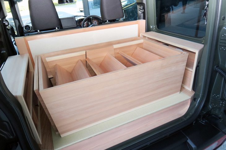 テーブルセットは組み立て式で、使用しないときは「ジムニー」の茶室スペースにきっちりと収納できる。