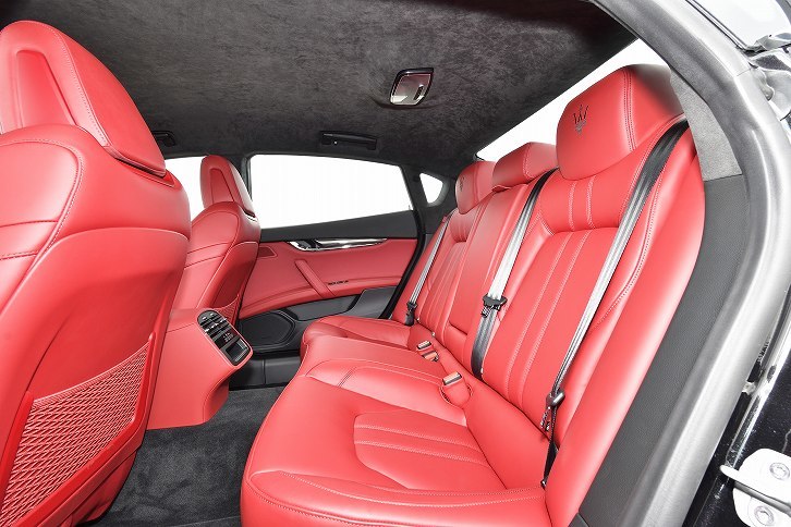 試乗車のインテリアカラーはロッソ／ネロ。試乗車では、後席のヘッドレストにも“トライデント”の刺しゅうが施される（オプション）。