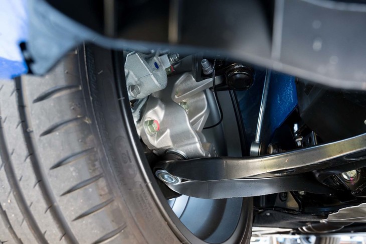 フロントナックルは「GR86」が鋳鉄製で、「スバルBRZ」はアルミ製。