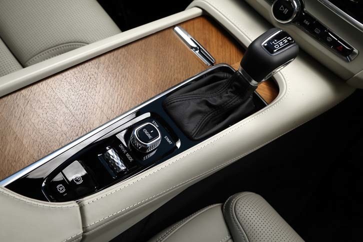 シフトレバーの後ろに備わるのがエンジンのスタートスイッチ。右にひねるとオン、左にひねるとオフとなる。さらにその後ろにはドライブモードの切り替えスイッチが設置される。