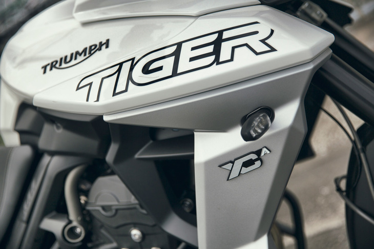 排気量の違いにより「1200」と「800」の2モデルがラインナップされる「トライアンフ・タイガー」。今回試乗したのは、800ccモデルのなかでも最もオフロード寄りのキャラクターを持つ「タイガー800XCA」である。