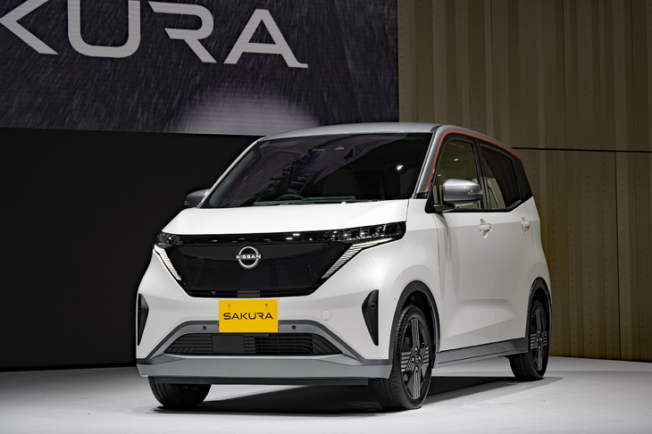 2022年6月に発売された軽EV「日産サクラ」。兄弟車の「三菱eKクロスEV」ともども好評を博しているが、このクルマがどんなに売れても、どんなに街を走っても、1円もガソリン税が納められることはない。