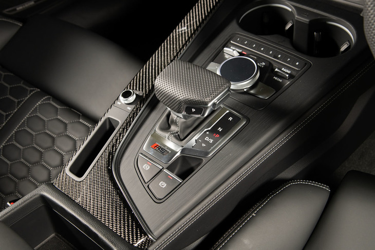センターコンソールに配されたレバー式のシフトセレクター。トランスミッションにはトルコン式ATの8段ティプトロニックが採用されている。