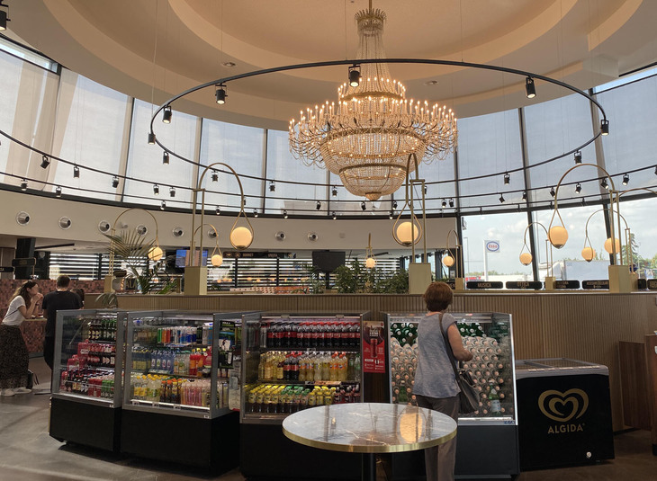 2022年5月現在のアウトグリル1958の館内。オープン当時のシャンデリアが再現されている。