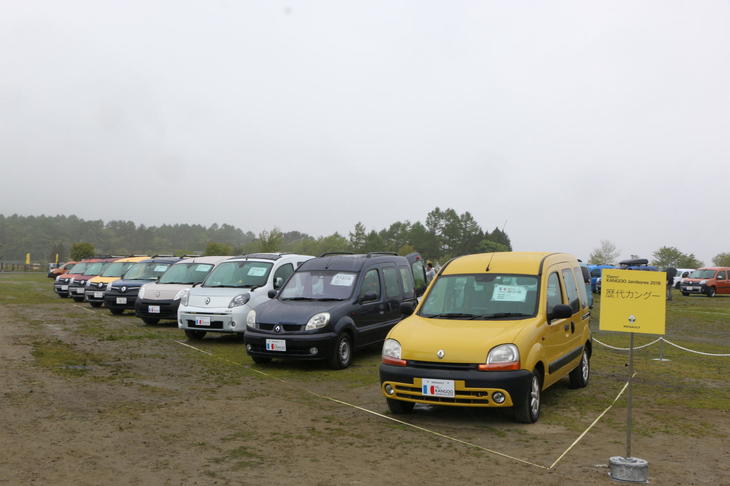 駐車エリアでは、歴代「カングー」の展示も行われ、日本でのカングーの歴史を振り返ることができた。特に珍しい初代の「フェイズ1」や現行型の3ドアモデル「ビボップ」の注目度が高かったようだ。