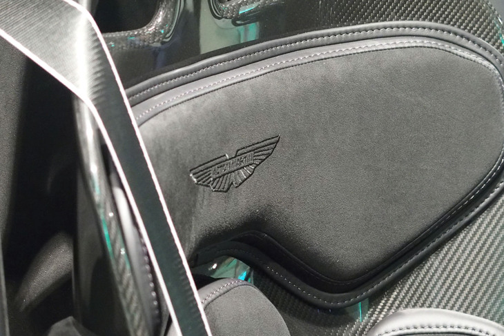 アストンマーティン・ヴァルハラ（ヘッドレスト）