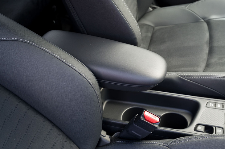 新設のコンソールボックス付きフロントセンターアームレスト。「X」「U」を除く上級グレードに装備される。