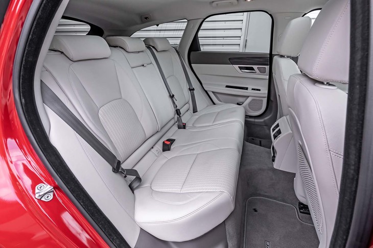 ゆったりとした空間を持つリアシート。使用感もほとんどなく、新車同様のクオリティーを持っていた。