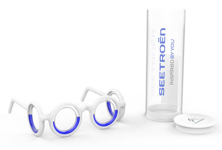 柔らかな樹脂製フレームの正面と左右4つの窓の内側に着色された液体が封入され、平衡感覚を補正するという「シートロエン」。
	価格：1万6200円。
	問い合わせ：シトロエン コール 0120-55-4106