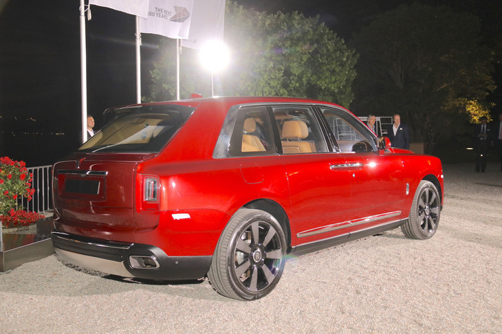 リアビュー。太いCピラーとクロームがロールス・ロイスファミリー共通の重厚感を醸し出す。