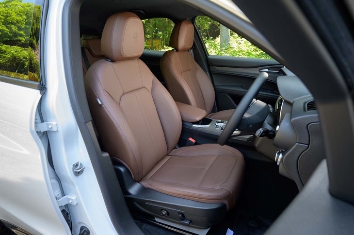 シート表皮はナチュラルレザー。専用のチョコレートカラーのほかにブラックも選択できる。