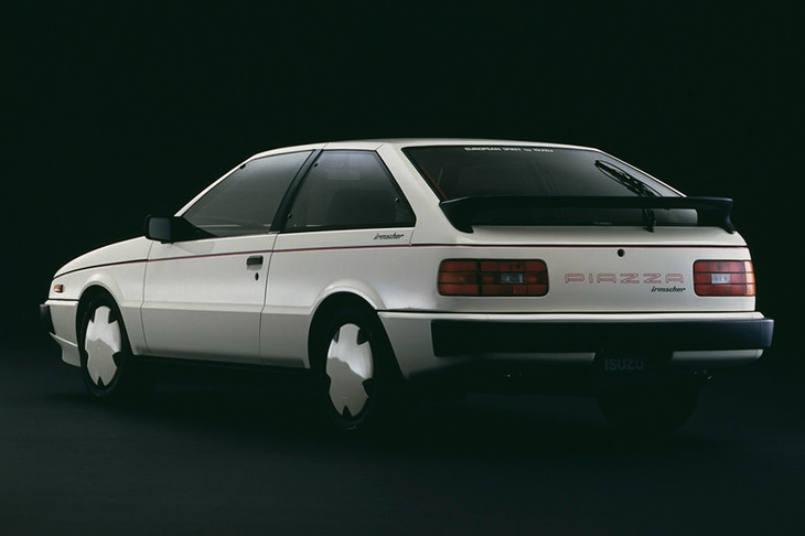 1985年に登場した「ピアッツァ イルムシャー」のリアビュー。ヤナセで販売された「ピアッツァネロ」の最終仕様はいすゞものと前後のデザインが異なっていた。