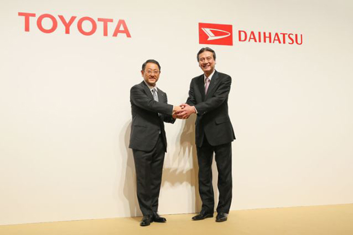 写真は2016年1月29日、トヨタ自動車とダイハツ工業が「株式交換によるダイハツの完全子会社化」についての合意を発表した際のもの。左はトヨタ自動車の豊田章男社長で、右はダイハツ工業の三井正則社長。