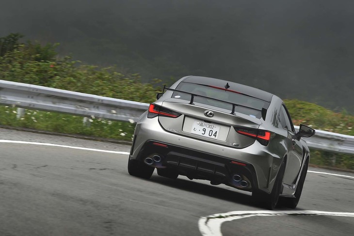 最新の「RC F」では、ステアリングラックブッシュやリアサスペンションメンバーマウントの変更により、コーナリング中のアンダーステアの低減が図られている。