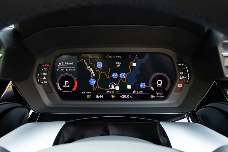 「ファーストエディション」にはデジタルメータークラスター「アウディ バーチャルコックピット」が標準装備。カタログモデルでは「MMIナビゲーション」とともにオプションの「ナビゲーションパッケージ」で装着できる。