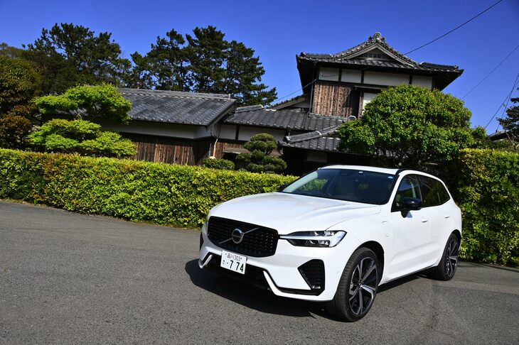マイルドハイブリッドの「V60」に対して450kgも重い「XC60」のプラグインハイブリッドモデル。この重量差をパワートレインの違いが埋め合わせたようで、実際の燃費はどちらも15km/リッターほどだった。