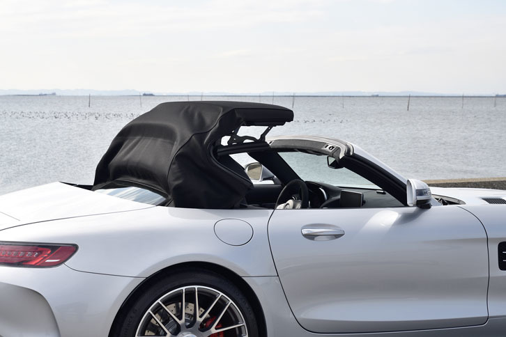 ソフトトップは3層構造。開閉に要する時間は約11秒で、走行中でも50km/hまでなら開閉が可能。