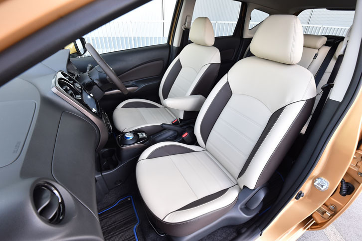 「ノートe-POWER メダリスト」では、全席にアームレストが、助手席の背面にはシートバックポケットが用意される。