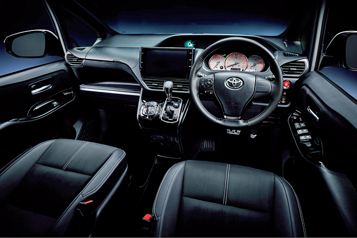 「ヴォクシーZS“G's”」のインテリア。