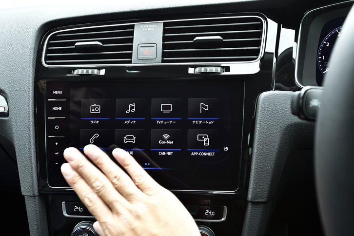 9.2インチのタッチスクリーンを備える、ナビゲーションシステムの「Discover Pro」。写真のようにかざした手を左右に動かすことで、メニューのページ送りやラジオの選局などができる。