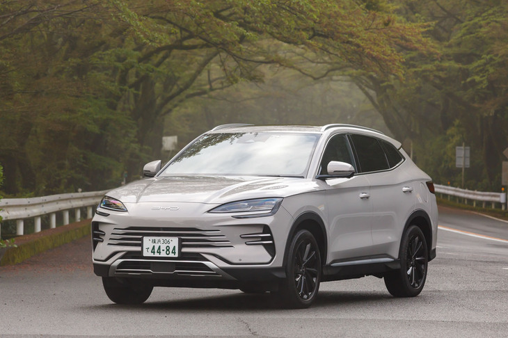 【BYDシーライオン6のスペック】
	ボディーサイズ：全長×全幅×全高＝4775×1890×1670mm／ホイールベース：2765mm／車重：1940kg／駆動方式：FF／エンジン：1.5リッター直4 DOHC 16バルブ／モーター：交流同期電動機／エンジン最高出力：98PS（72kW）/6000rpm／エンジン最大トルク：122N・m（12.4kgf・m）/4000-4500rpm／モーター最高出力：197PS（145kW）／モーター最大トルク：300N・m（30.6kgf・m）／タイヤ：（前）235/50R19 99V XL／（後）235/50R19 99V XL（ジーティー・ジーティー コントロールP10）／ハイブリッド燃料消費率：22.4km/リッター（WLTCモード）／EV走行換算距離：100km（WLTCモード）／交流電力量消費率：153Wh/km（WLTCモード）／価格：398万2000円