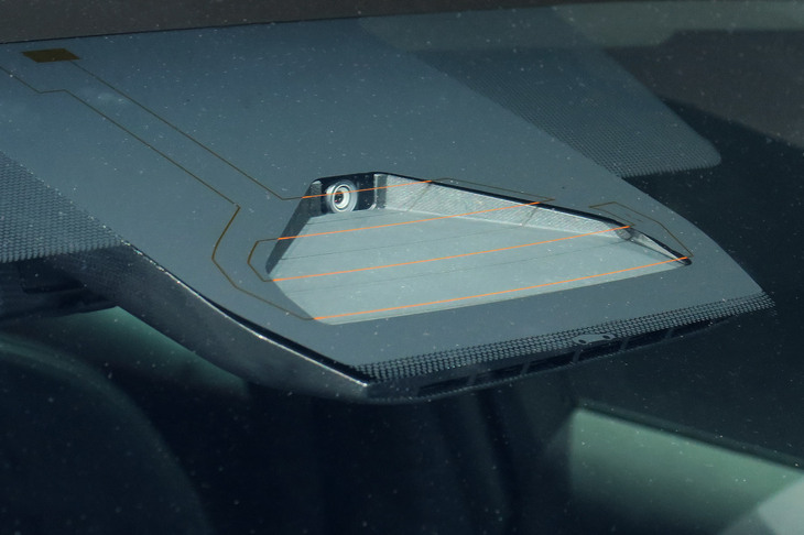 予防安全・運転支援システム「トヨタセーフティセンス」の単眼カメラ。