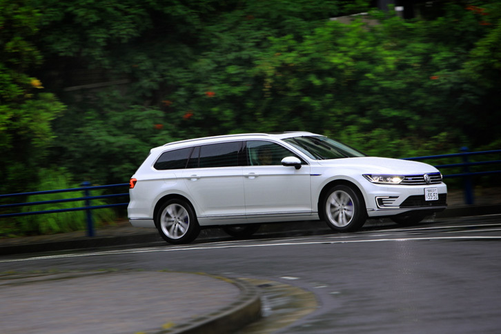 「ハイブリッド」モードではドライバーが所定の操作をしない限りは、ブレーキエネルギー回生などによる充電は行われないが、バッテリーの残量が少なくなると自動で充電を行うようになる。