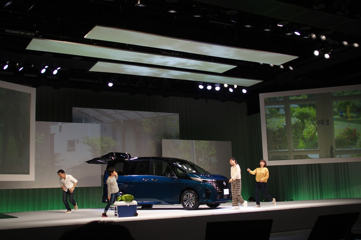 新型「セレナ」を紹介するミュージカルの様子。