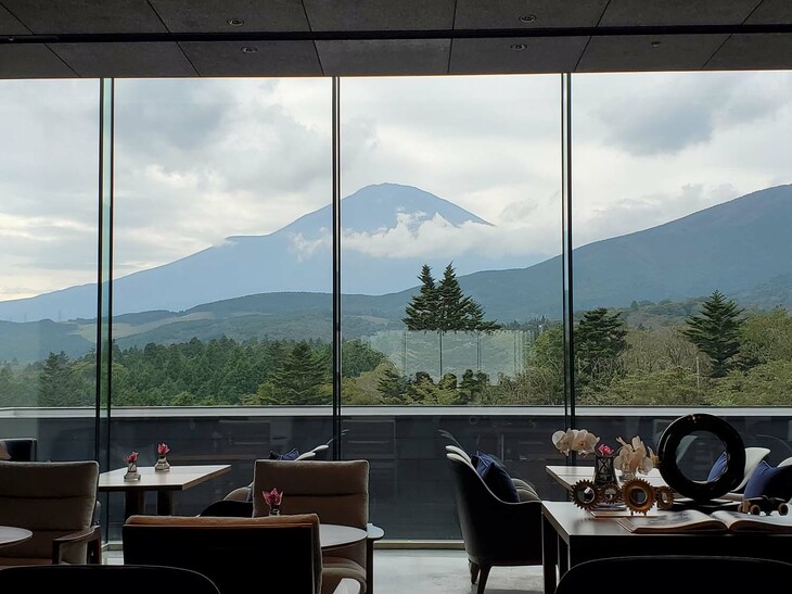 ロビーラウンジでは、富士山を眺めながらティータイムが楽しめる。