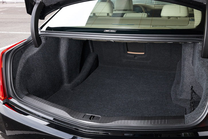 トランクルームには後席のアームレスト部分が開口するスルーローディング機構が備わっており、長尺物を積むこともできる。