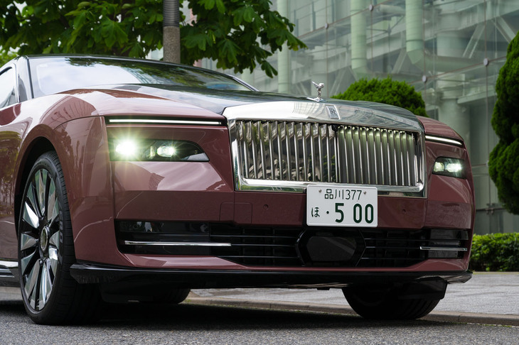 歴代ロールス・ロイスのなかでも最も幅が広いとされる「パンテオングリル」。エクステリアデザインはモダンなロールスの文法にのっとったものだが、空力性能向上のために各部の形状がつくり込まれている。