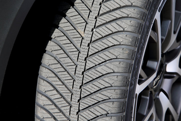 グッドイヤーのオールシーズンタイヤ「ベクター4シーズンズ ハイブリッド」。特殊なコンパウンドやトレッドパターンなどにより、季節を問わず使用できる性能を実現しているとのこと。