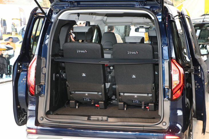 7人乗車時のラゲッジスペースの様子。荷室容量は「通常状態で500リッター」とのことで、3列目シートを取り外すと840リッターに拡大する。最大積載容量は実に3750リッター。 シートはなんと1024通りもの多彩なアレンジを持つという。