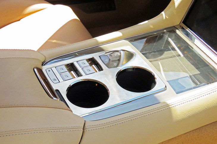 「レヴェーロ」のセンターコンソール。パワーウィンドウスイッチの前方に備わっているのが、シフトセレクターのコントローラーである。