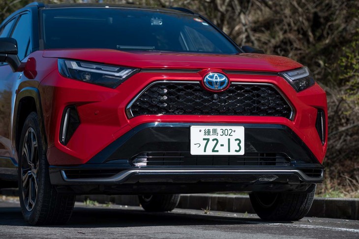 以下は「RAV4 PHV」の写真を中心に紹介。フロントまわりではグリルやバンパーモール、LEDヘッドランプユニットなどがPHV専用装備となっている。
