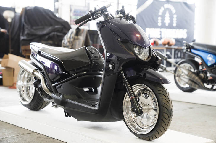 日本では「BW's（ビーウィズ）」の名前で販売されている人気のスクーター。アメリカでは「Zuma」の名前で親しまれている。エンジンチューニングやロングホイールベース化、ローダウン化など、多くのカスタムメニューが用いられている。