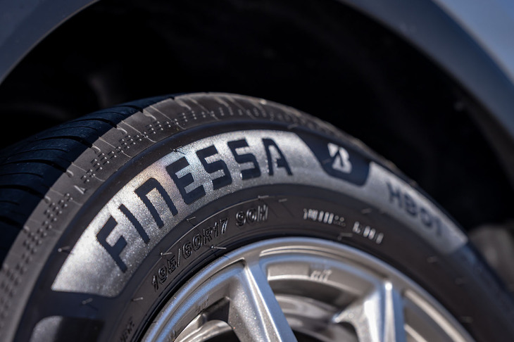 タイヤのブランド名である「FINESSA（フィネッサ）」とは、FINEとSAFETYを組み合わせた造語。安心・安全（SAFETY）を軸に、より快適で心地よい（FINE）車内空間を提供することを目的とし、ネーミングされたという。