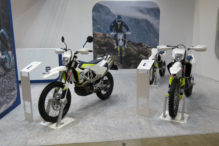 ハスクバーナ・701エンデューロ（左）、ハスクバーナFE350（右）、ハスクバーナTC85（奥）