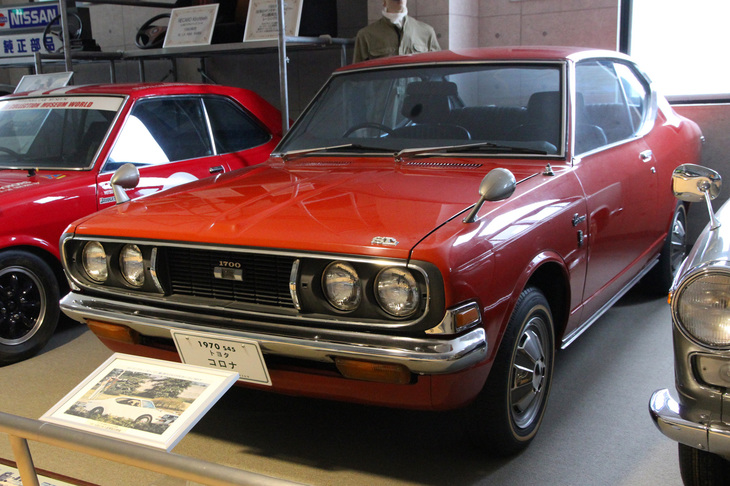 このフロアで最も気になった、今となってはレアな一台。1970年「トヨペット・コロナ ハードトップ1700SL」。4代目「コロナ」の初期型ハードトップのトップグレードで、見たところホイールキャップなどを含めフルオリジナル。
