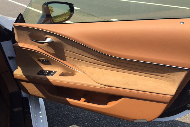 ドレープ形状のドアトリムや手になじむ美しい形状のインサイドドアハンドルなど、細部へのこだわりが見て取れる。