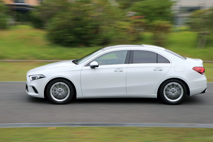 「Aクラス セダン」の全長は4550mm、ホイールベースは2730mm。オーバーハングは前が915mm、後ろが905mmと、前後でほぼ同じとなっている。