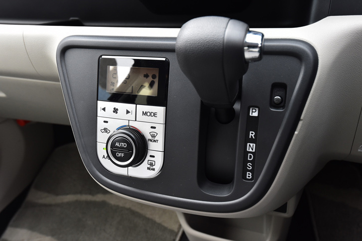 トランスミッションはFF車、4WD車ともにCVT。従来モデルから制御が改良されており、登坂路での走行性能が高められている。