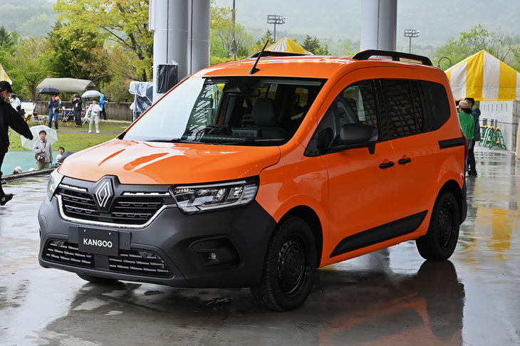 限定車の「カングー クルール ディーゼル」が発表された。前回のクルールはMTのみだったが、今回はATも選べる。