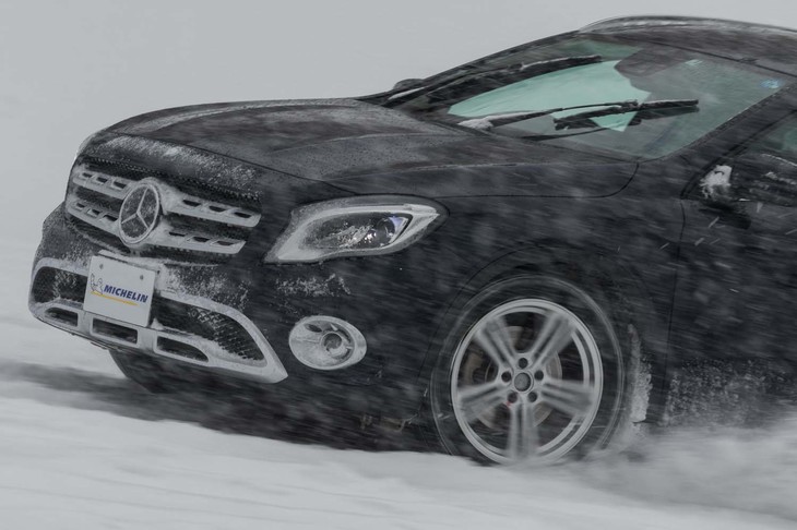 悪路走行を得意とするSUVでも過信は禁物。「クロスクライメート」を装着した試乗車も、ひとたび滑り始めると車体のコントロールは難しくなる。